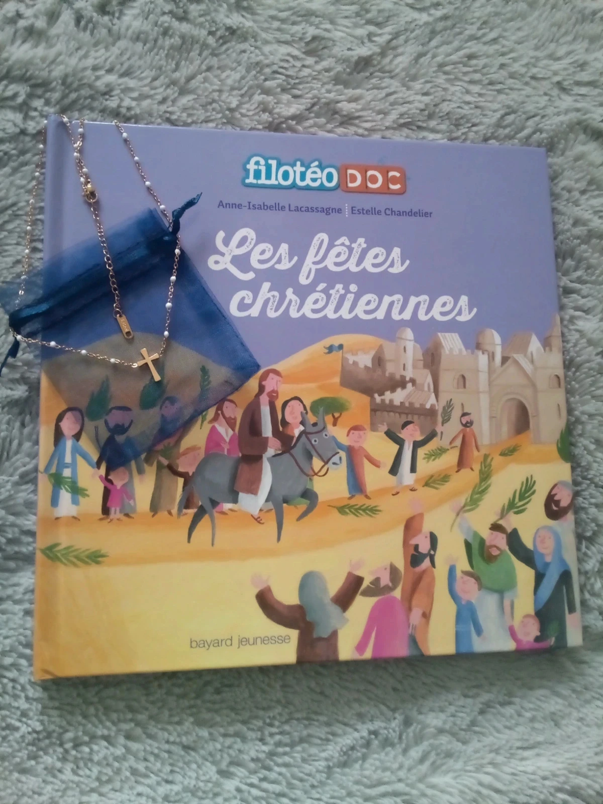 Livre ludiques sur les fêtes chrétiennes + collier croix